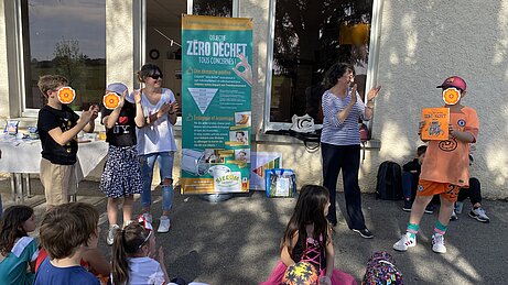 Goûter zéro déchet Puycornet Remise du livre Les z'enfants presque zéro déchet aux élèves de Puycornet